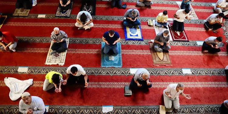 Bursa’da maske ve sosyal mesafeli bayram namazı
