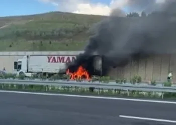 Bursa’da mısır yüklü TIR otobanda alev aldı