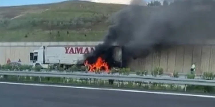 Bursa’da mısır yüklü TIR otobanda alev aldı