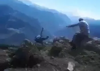 70 metrelik uçurumdan düştü