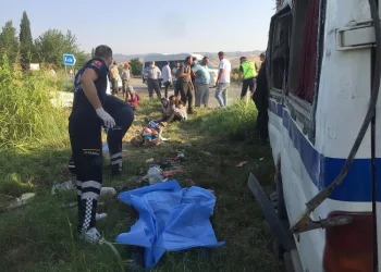 Tarım işçilerini taşıyan minibüs kaza yaptı: 2 ölü
