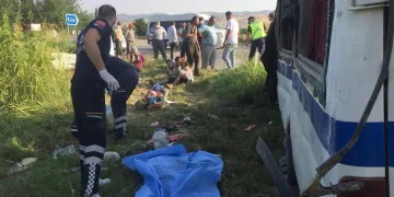 Tarım işçilerini taşıyan minibüs kaza yaptı: 2 ölü