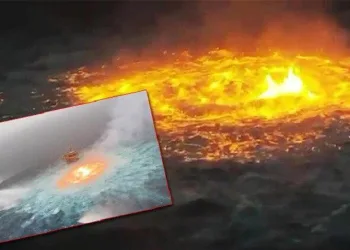 Cehennemi andıran görüntü! Okyanusta yangın