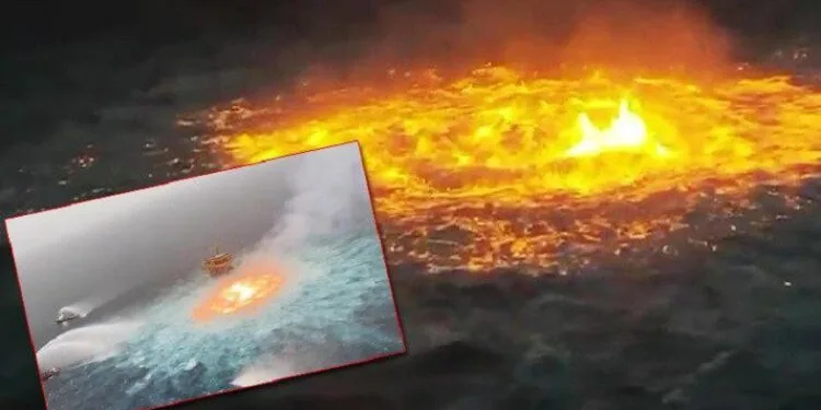 Cehennemi andıran görüntü! Okyanusta yangın