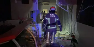 Fren yerine gaza basınca iş yerine daldı