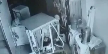 Çamaşır makinesinin arkasında saklanırken yakalandı