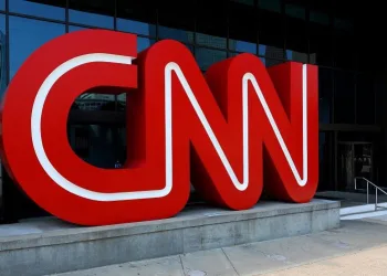 CNN, aşısı olmayan 3 çalışanını işten çıkardı