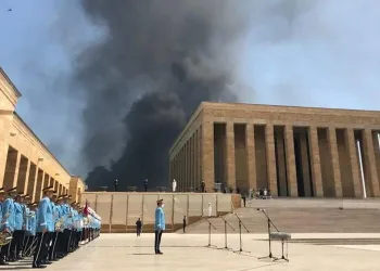 Korkutan yangında dumanlar Anıtkabir’e ulaştı