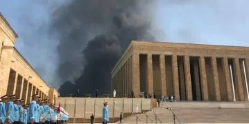 Korkutan yangında dumanlar Anıtkabir’e ulaştı