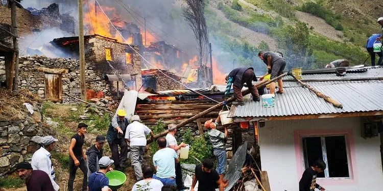 Artvin’de yangın: Diğer evlere sıçradı