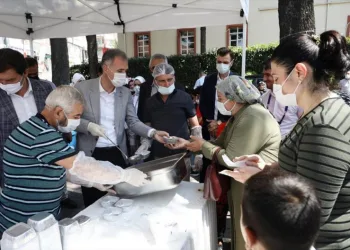 Bursa İnegöl Belediyesi’nden aşure ikramı