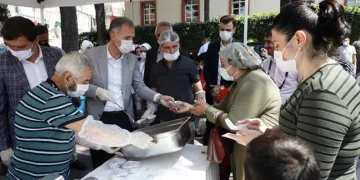Bursa İnegöl Belediyesi’nden aşure ikramı