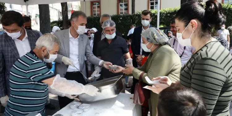 Bursa İnegöl Belediyesi’nden aşure ikramı