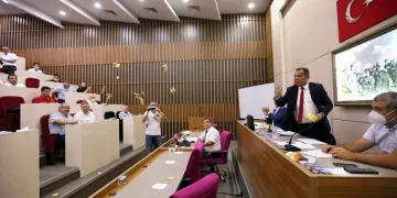 AK Partili meclis üyelerine çay fırlattı