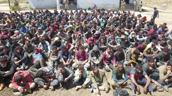 TIR’ın dorsesinde 300 kaçak göçmen yakalandı