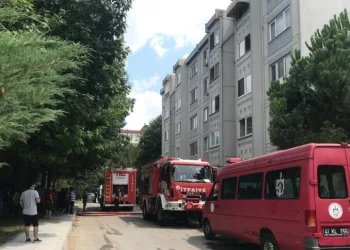 5 Katlı Bi̇nada Çıkan Yangında Hastaneli̇k Oldu
