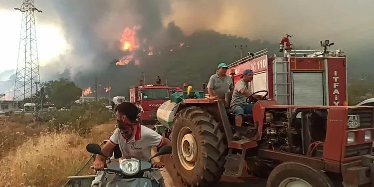 Alevler yerleşim yerlerine ulaştı, mahalle tahliye ediliyor