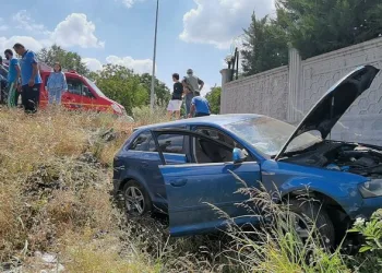 Bursa’da şarampole uçan araçtaki 2 kişi yaralandı