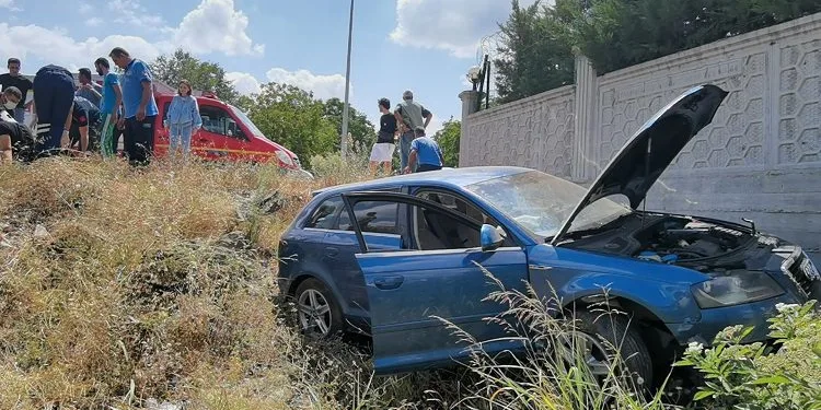 Bursa’da şarampole uçan araçtaki 2 kişi yaralandı
