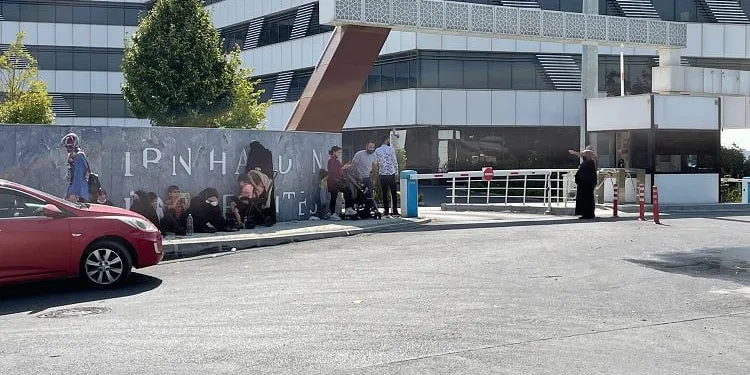 Kaçan sopalı şifacının mühürlenen ofisinin önünde kuyruk bitmedi