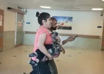 Annesi kucağında hastaneye yetiştirdi! Durumu ağır