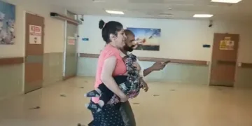 Annesi kucağında hastaneye yetiştirdi! Durumu ağır