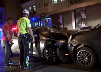 Şerit ihlali yapan sürücü otomobille çarpıştı