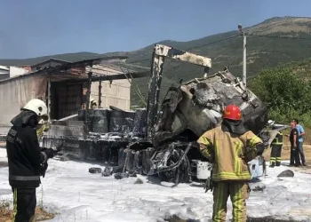Bursa’da kazaya karışan TIR alev aldı