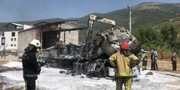 Bursa’da kazaya karışan TIR alev aldı