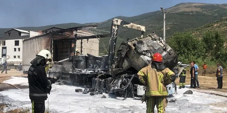 Bursa’da kazaya karışan TIR alev aldı