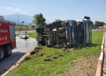 Bursa’da beton mikseri devrildi