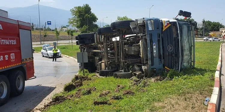 Bursa’da beton mikseri devrildi