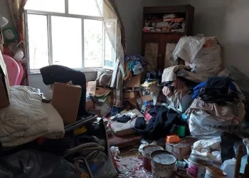 Bursa’da evden 10 kamyon çöp çıktı