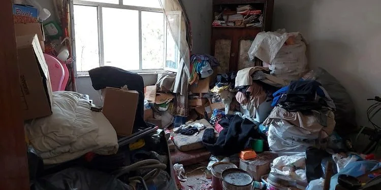 Bursa’da evden 10 kamyon çöp çıktı