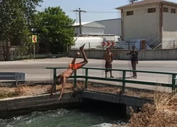 Bursa’da tehlikeye aldırış etmeden suya atladılar