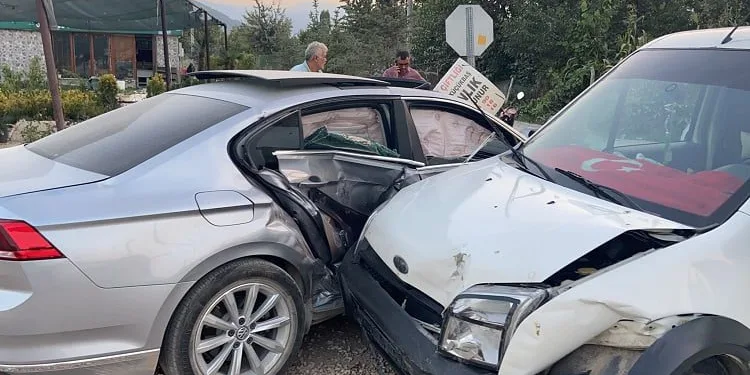 Bursa’da kavşakta çarpıştılar: 4 yaralı