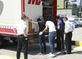 Fabrikaya mal getiren TIR’ın dorsesinden çıktılar