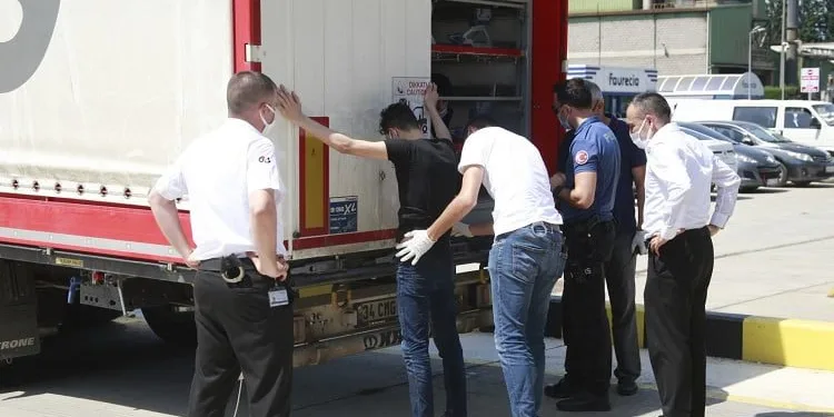 Fabrikaya mal getiren TIR’ın dorsesinden çıktılar