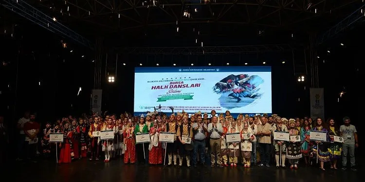 Folklorcu gençler harçlıklarını fidan kampanyasına bağışladı