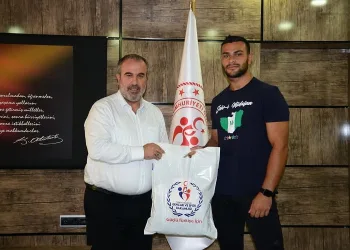 Bursasporlu tekvandocu Anıl Erkin Zeray’a plaket