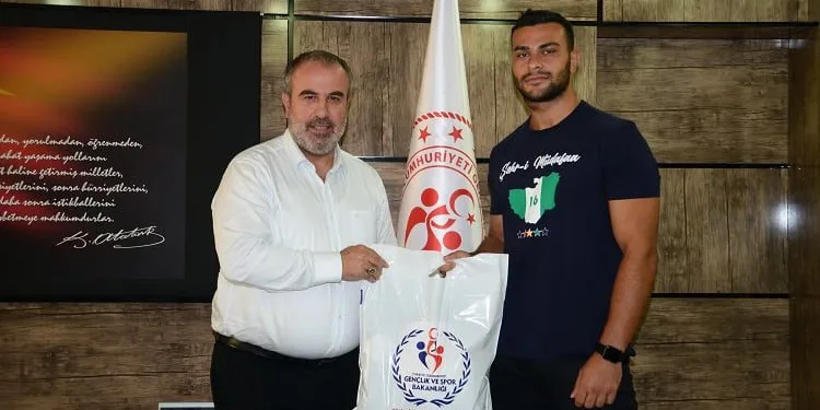 Bursasporlu tekvandocu Anıl Erkin Zeray’a plaket