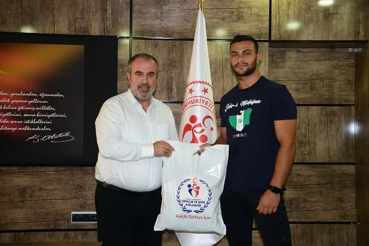 Bursasporlu tekvandocu Anıl Erkin Zeray’a plaket