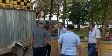 Bursa’da minibüs, cami avlusuna daldı!