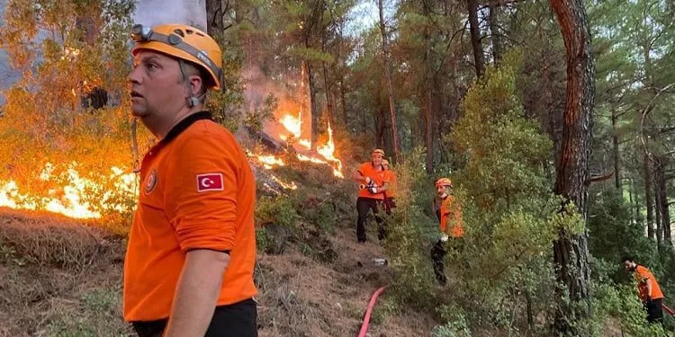 Yıldırım Belediyesi ekipleri yangın bölgesinde mücadelesini sürdürüyor