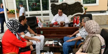 Bursa’da Belediye Başkanı makamını meydana taşıdı