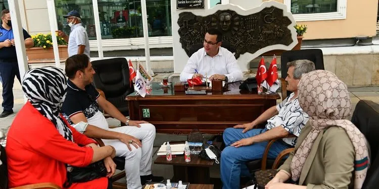 Bursa’da Belediye Başkanı makamını meydana taşıdı