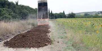 Mudanya Belediyesi’nden arazi yollarına yoğun mesai