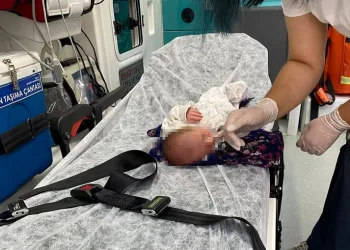 3 günlük bebeği poşete koyup yol kenarına attılar
