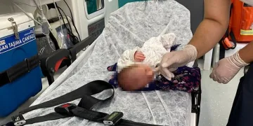 3 günlük bebeği poşete koyup yol kenarına attılar