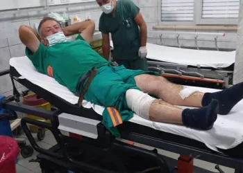 Silahlı kavganın ortasında kaldı bacaklarından vuruldu